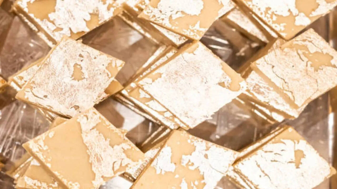 चांदी का वर्क बनाने में काफी समय और मेहनत लगती है। पहले चांदी को पतला करने के लिए करीब 4 घंटे तक कुटाई की जाती है फिर उसे सही आकार देने में भी लगभग 3 घंटे और लगते हैं। इस तरह करीब 5 ग्राम चांदी से लगभग 500 तक चांदी के वर्क तैयार हो जाते हैं।