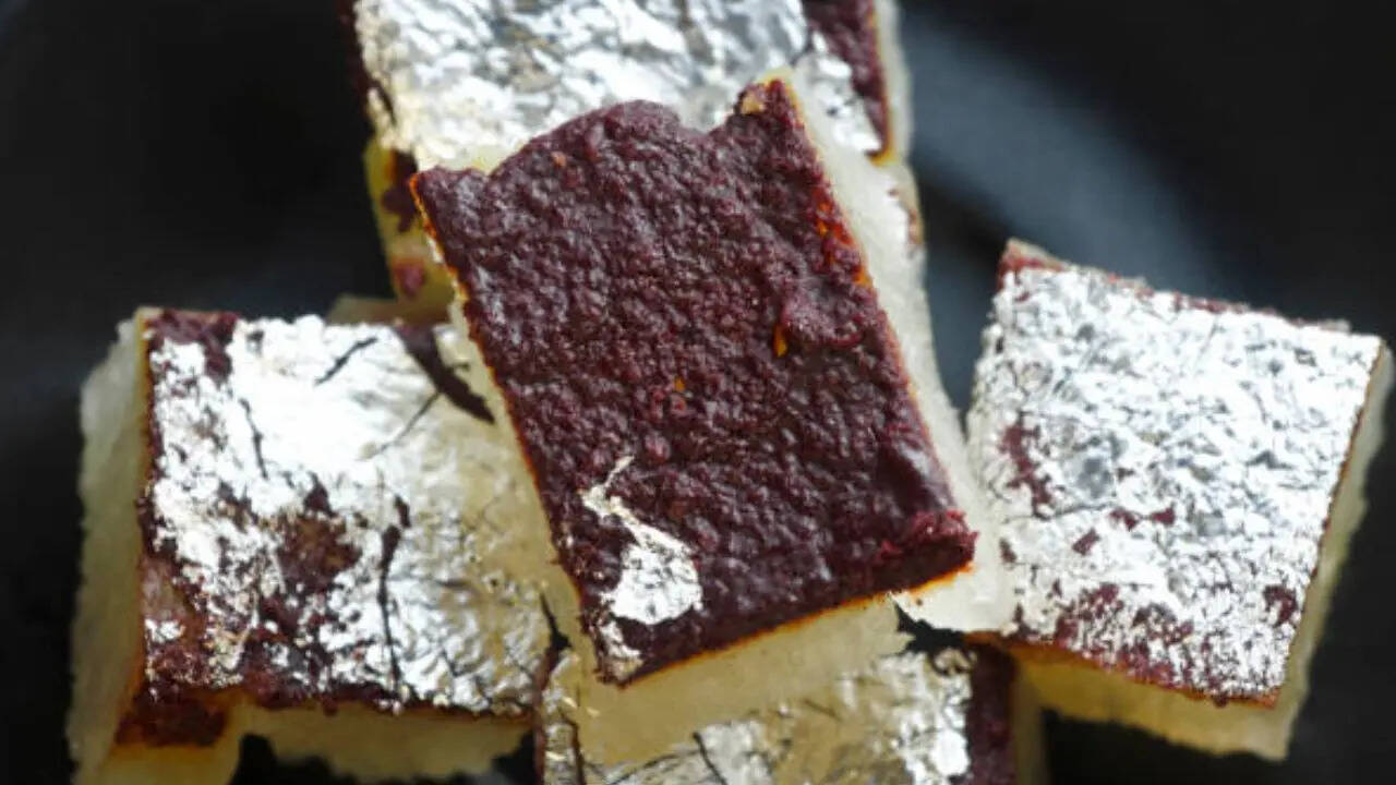 मिठाइयों पर लगाई जाने वाली सोने चांदी की परत असली सोने चांदी की होती है। इस परत को तैयार करना कोई छोटा काम नहीं है। कई दिनों की मेहनत के बाद सोने चांदी की लेयर तैयार तैयार होती है। आपको बता दें कि सोने की यह पतली परत सिर्फ मिठाइयों में ही नहीं बल्कि खाने-पीने की चीजों और आयुर्वेदिक देसी दवाओं में भी लंबे समय से इस्तेमाल की जाती रही है।