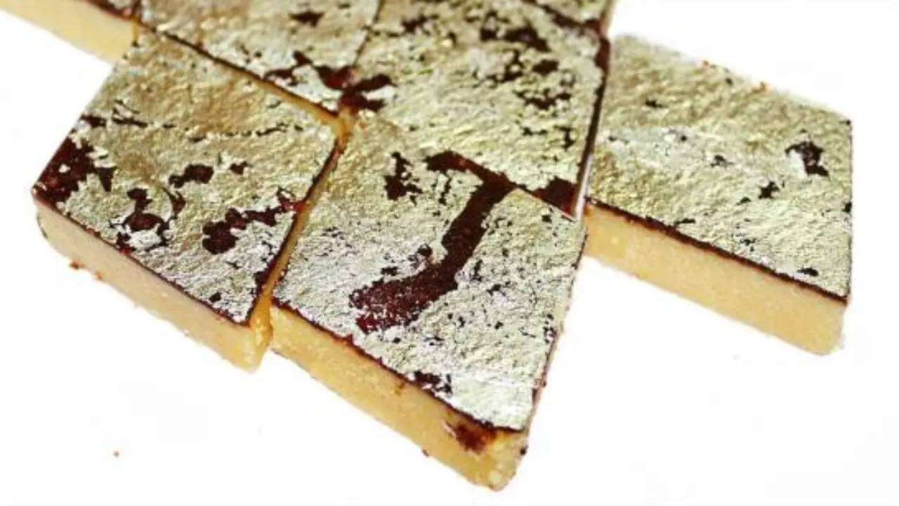 सबसे पहले आपको बता दें कि मिठाइयों में इस्तेमाल किए जाने वाली सोने चांदी की परत असली सोने और चांदी की होती है। ये एक बेहद पतली शीट में आते हैं। बाद में इसे मिठाइयों पर लगाने के हिसाब से तैयार किया जाता है।