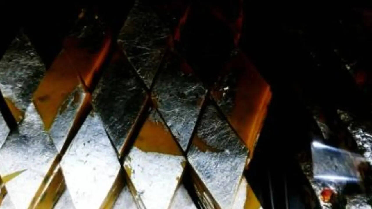 मिठाई में सोने चांदी की परत तो हम लोग वर्षों से देखते आ रहे हैं लेकिन क्या आपको मालूम है कि मिठाइयों में इस्तेमाल की जाने वाली सोने चांदी की परत सिर्फ कहने को ही सोने चांदी की है या फिर असली में भी इसमें सोना-चांदी होता है