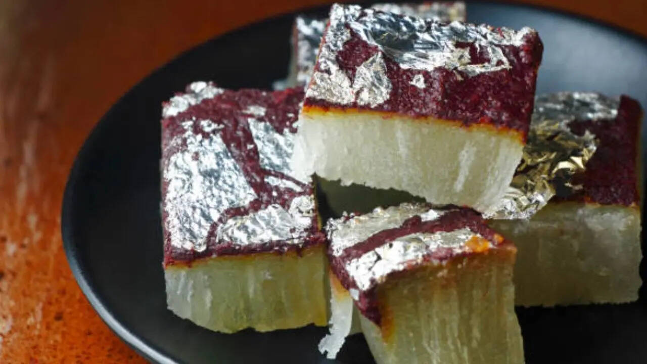 जब भी हम किसी भी मिठाई की दुनान में जाते हैं तो हमें तरह-तरह की मिठाई देखने को मिलती है। मिठाइयों की सुंदरता को बढ़ाने के लिए उसमें सोने और चांदी की एक पतली लेयर चढ़ाई जाती है। ऐसा करने से सुंदरता और उसका स्वाद दोनों ही बढ़ जाता है।