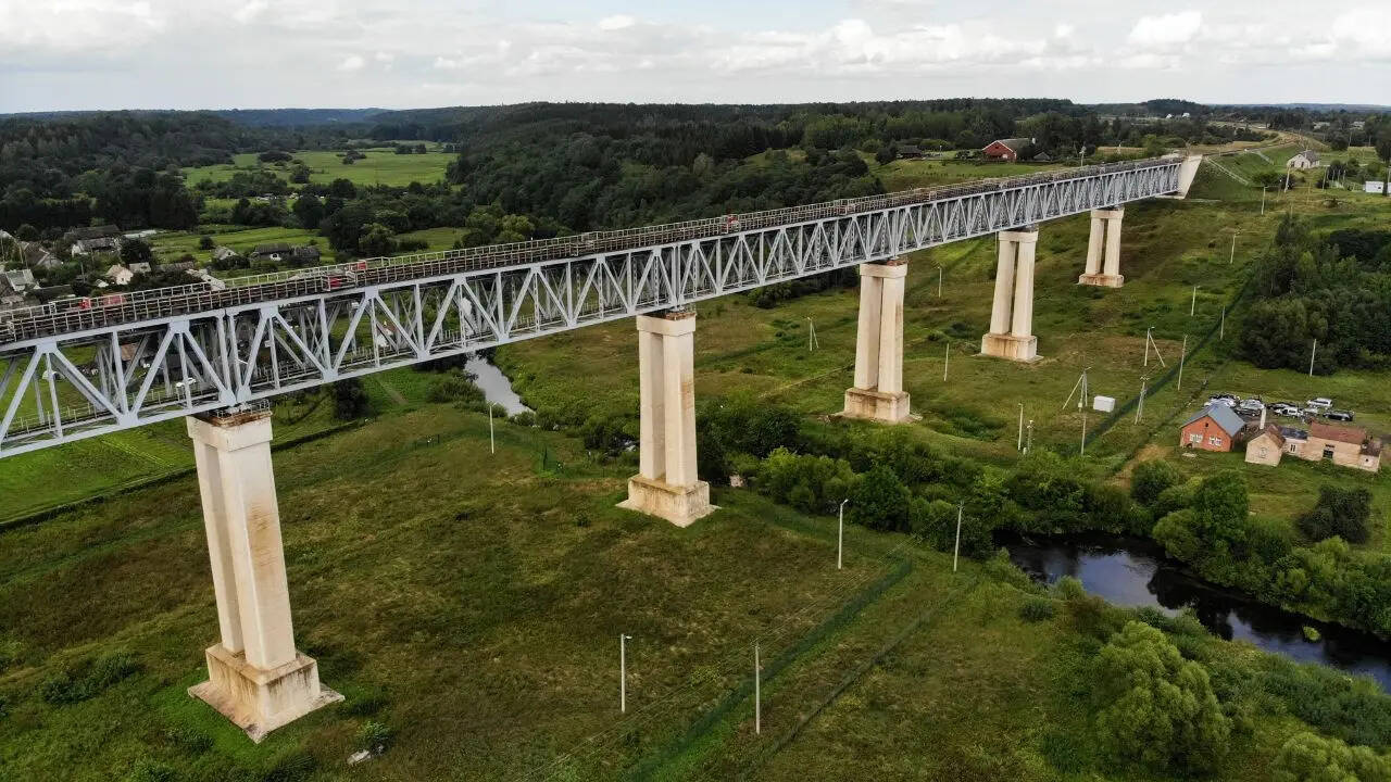 लाखों लोगों ने किया निर्माण में काम