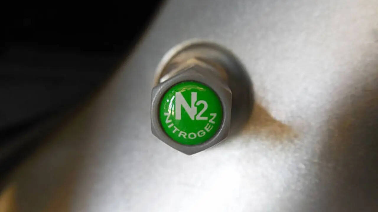 नाइट्रोजन गैस तापमान के बदलाव से कम प्रभावित होती है। गर्मी या सर्दी में टायर का प्रेशर ज्यादा नहीं बदलता जिससे हर मौसम में गाड़ी चलाना आसान और सुरक्षित रहता है।