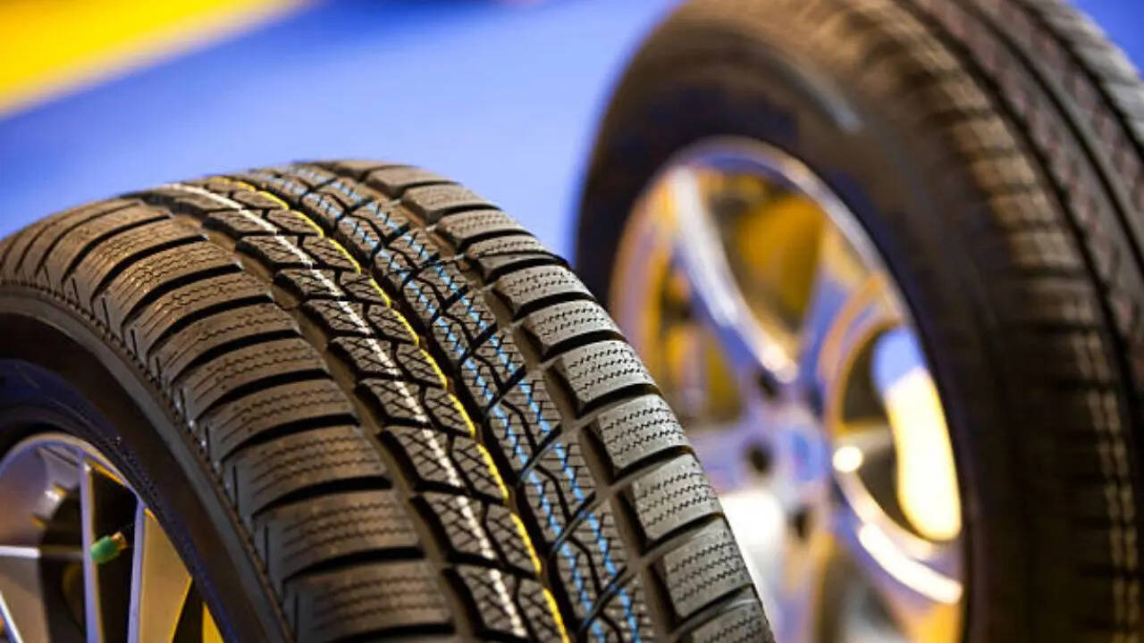 कार या बाइक का टायर प्रेशर सही और स्थिर हो तो गाड़ी सड़क पर बेहतर पकड़ बनाती है। इससे ब्रेकिंग और कंट्रोल अच्छा रहता है और तेज रफ्तार या लंबी दूरी की यात्रा में टायर फटने का खतरा भी कम हो जाता है।