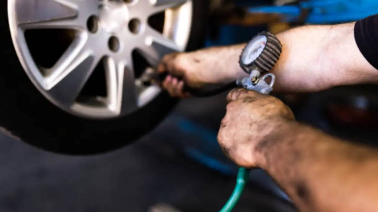 नाइट्रोजन के कण बड़े और स्थिर होते हैं जिससे यह टायर से धीरे-धीरे बाहर निकलती है। इसका फायदा यह होता है कि टायर का प्रेशर लंबे समय तक बना रहता है और बार-बार हवा चेक करवाने की जरूरत भी कम पड़ती है। 