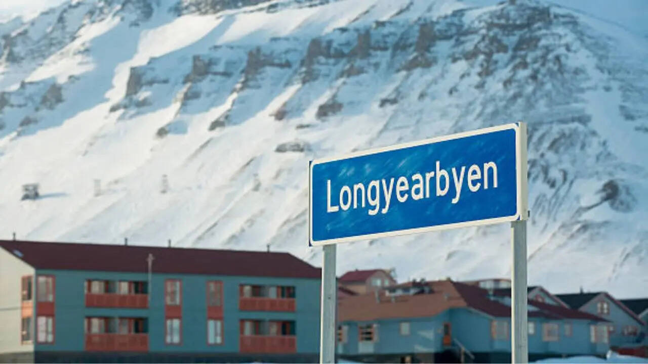 लगातार 4 महीने तक रहता है पूरी तरह अंधकार