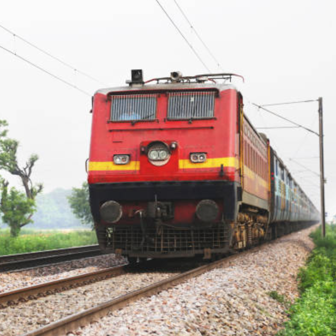 रेल सेवाएं हो रहीं बेहतर