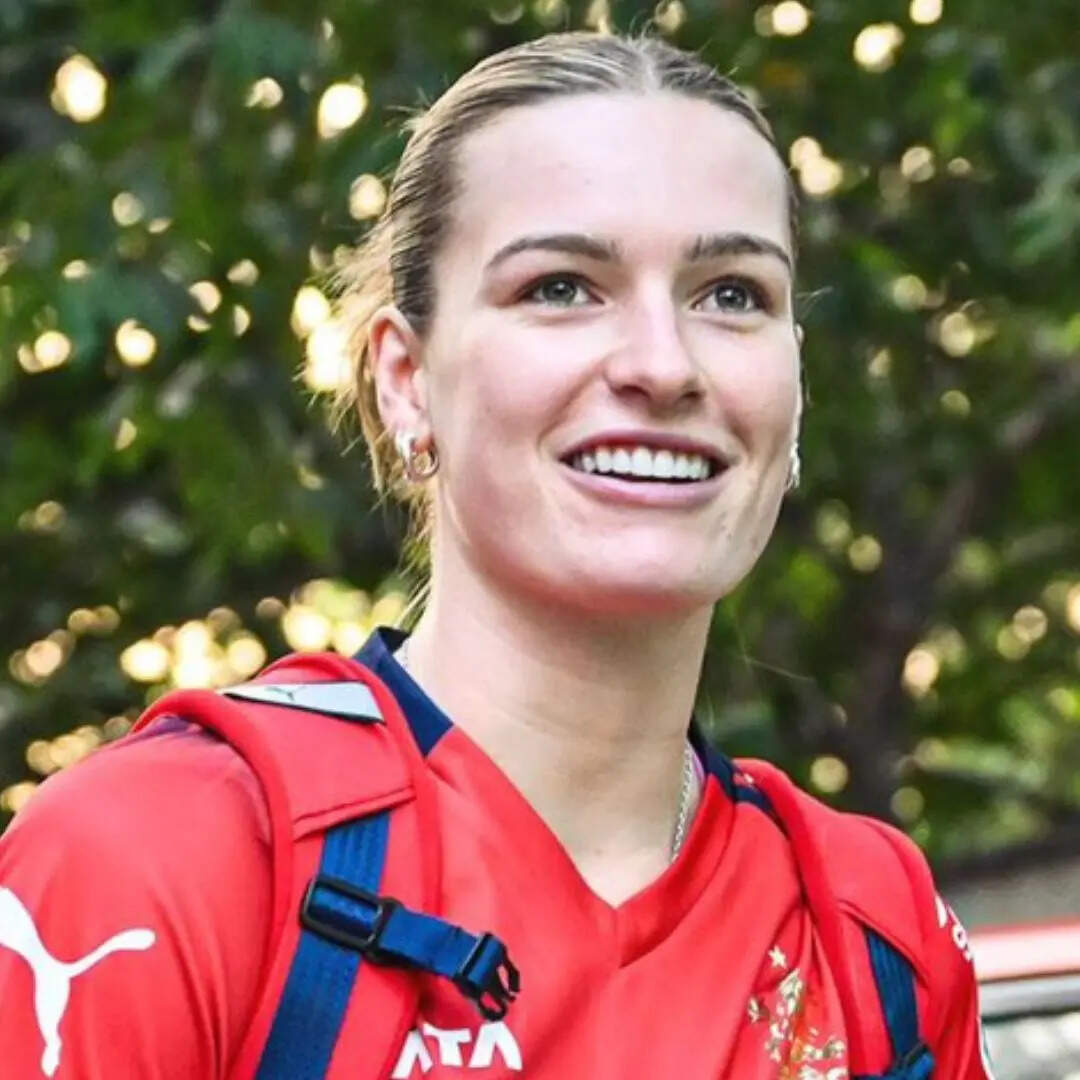Lauren Bell ne Racha WPL Debut Main Itihas: Lauren Bell Creates History ...
