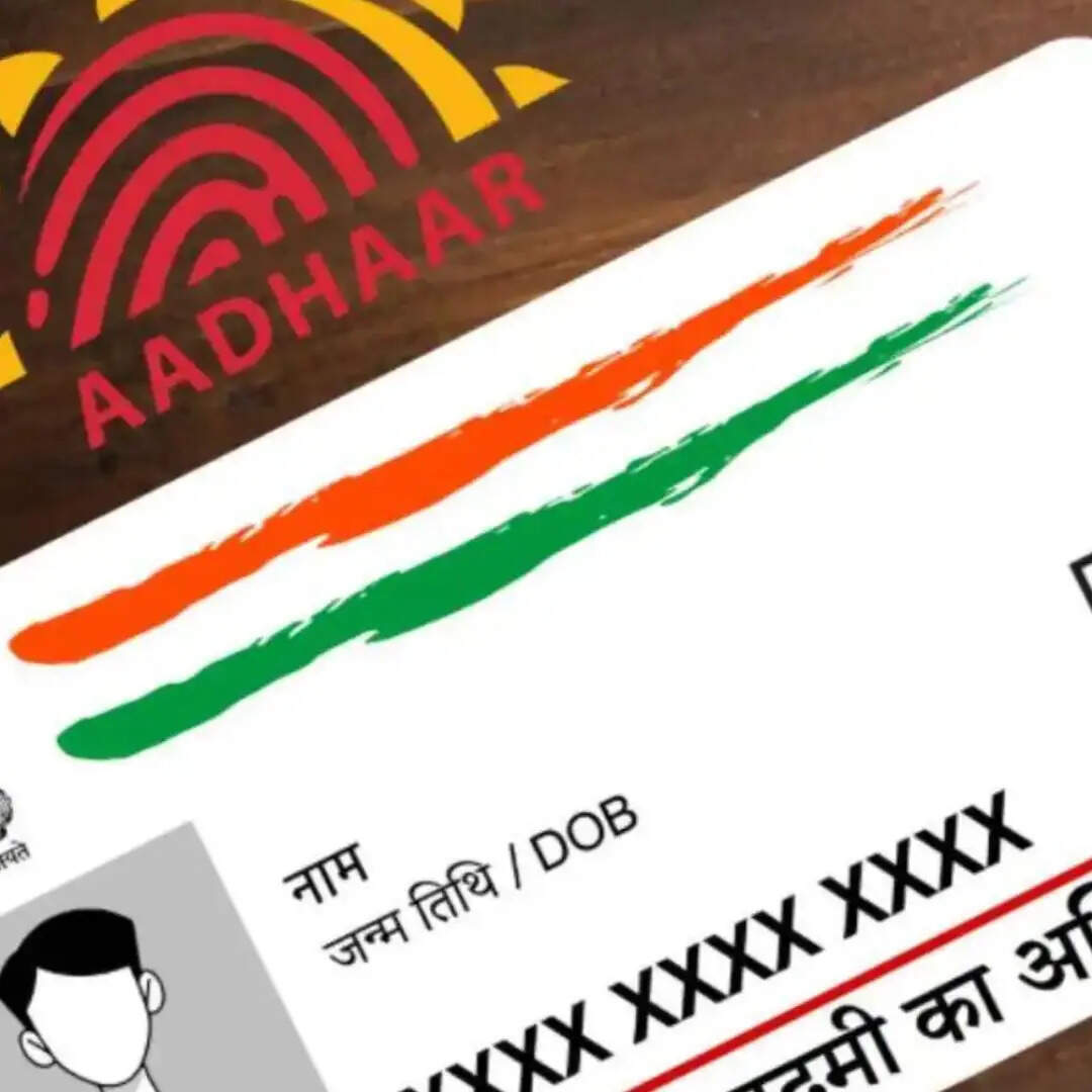 अगर आप अपने आधार कार्ड में किसी तरह का डॉक्यूमेंट अपडेट कराते हैं तो इसके लिए भी आपको चार्ज देना पड़ेगा। इसकी फीस की बात करें तो इसें आपको सिर्फ 50 रुपये का चार्ज लगेगा। 