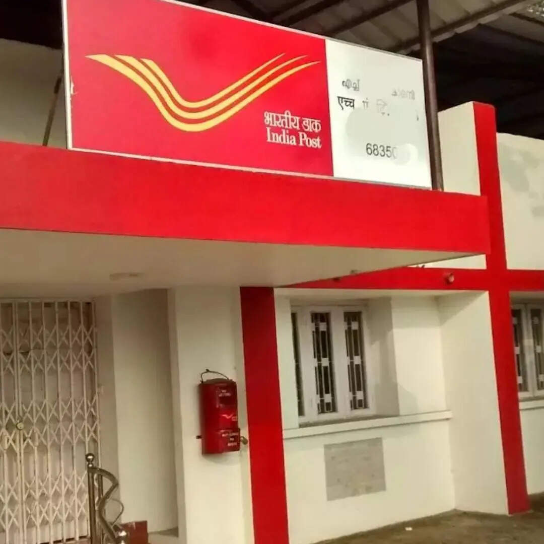 पोस्ट ऑफिस आधार सेंटर पर नया आधार कार्ड बनवाने के लिए कोई फीस नहीं लगती है। यहां 5 साल से कम उम्र के बच्चों का आधार कार्ड पूरी तरह मुफ्त बनाया जाता है। इतना ही नहीं 5 साल से ज्यादा उम्र के बच्चों का आधार कार्ड भी पोस्ट ऑफिस आधार सेंटर में बिना किसी शुल्क के बनता है।