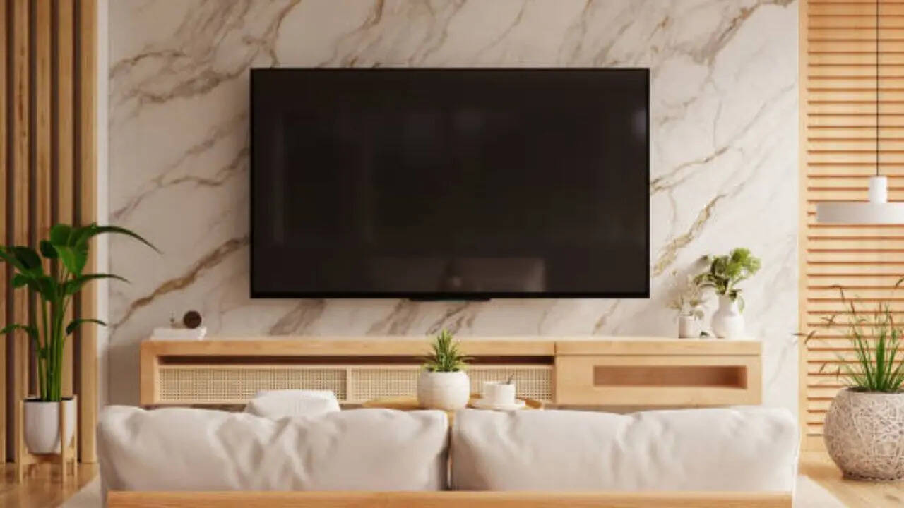 strongSony Bravia 55 inch Smart TV Offer strongअगर आप सोनी का स्मार्टफोन लेना चाहते हैं तो अभी आपका तगड़ा डिस्काउंट मिल जाएगा। सोनी ब्राविआ 55 इंच स्मार्ट टीवी को अमेजन में 99900 रुपये की कीमत में लिस्ट किया गया है। हालांकि अभी कंपनी ग्राहकों को इस पर 42 की बड़ी छूट दे रहा है। इस ऑफर के बाद आप इसे सिर्फ 57990 रुपये में खरीदकर घर ले जा सकते हैं। सोनी की टीवी में आपको 2000 रुपये तक का एक्सचेंज ऑफर भी मिलेगा।