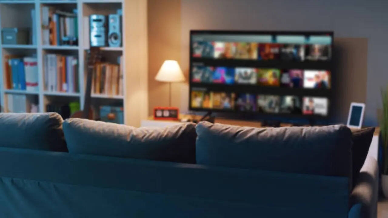 अगर आप अपने घर के टीवी को अपग्रेड करना चाहते हैं तो अभी खरीदारी का एकदम परफेक्ट समय है। अमेजन ग्राहकों को स्मार्ट टीवी पर फ्लैट डिस्काउंट के साथ साथ एक्सचेंज ऑफर और बैंक ऑफर भी प्रवाइड करा रहा है। आइए आपको कुछ धमाकेदार डील्स के बारे में बताते हैं।