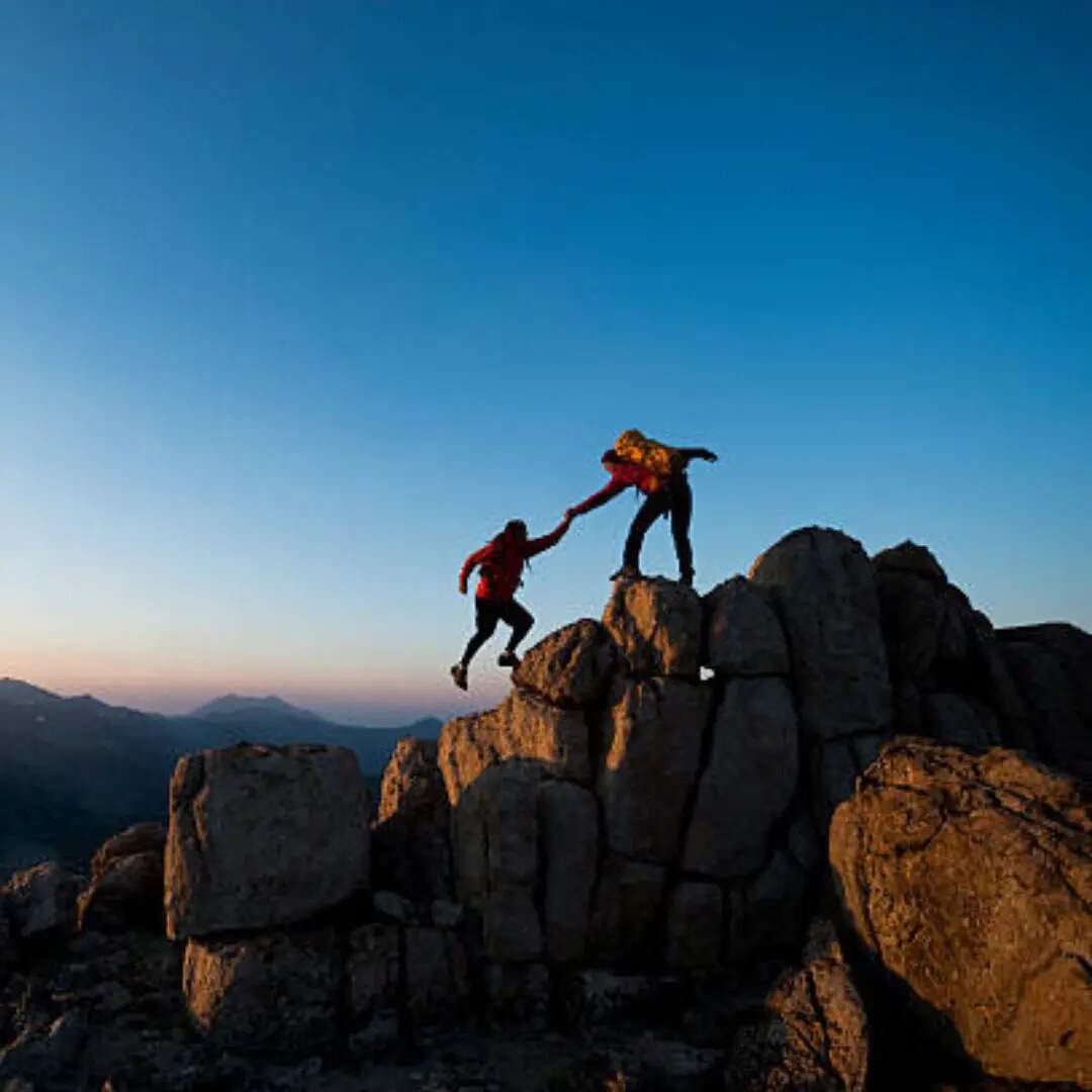 लाखों ठोकरों के बाद भी संभलता रहूंगा गिरकर फिर से उठूंगा और चलता रहूंगा ।