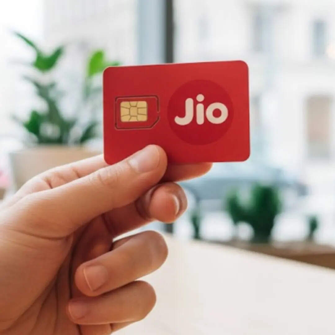strongJio Rs 299 Recharge Plan strongअगर आप एक मंथली रिचार्ज प्लान चाहते हैं तो आप जियो का 299 रुपये वाला प्लान खरीद सकते हैं। इसमें आपको 28 दिनों की वैलिडिटी के साथ अनलिमिटेड कॉलिंग की सुविधा मिलती है। इसी के साथ आपको प्लान में सभी नेटवर्क के लिए हर दिन 100 फ्री एसएमएस भी मिलते हैं। इस प्लान में आपको कुल 42GB डेटा मिलता है जिससे आप 15GB तक इंटरनेट डेटा हर दिन यूज कर पाएंगे। 