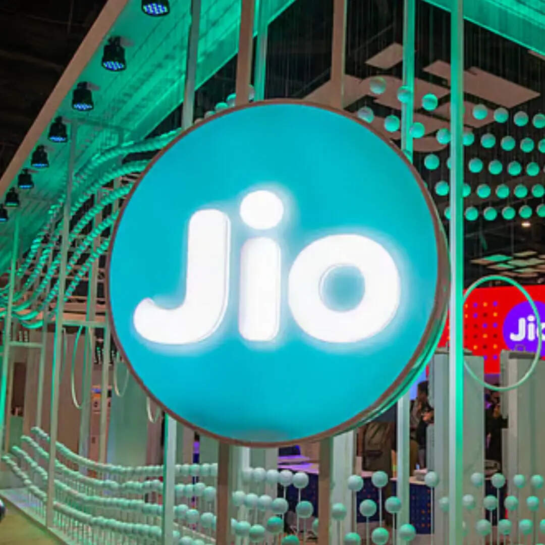 अगर आप अपने मोबाइल नंबर के लिए एक नया रिचार्ज प्लान खरीदने वाले हैं तो हम आपको जियो के कुछ धमाकेदार सस्ते और किफायती प्लान बताने जा रहे हैं जो कीमत के हिसाब से काफी कुछ यूजर्स को ऑफर करते हैं। 