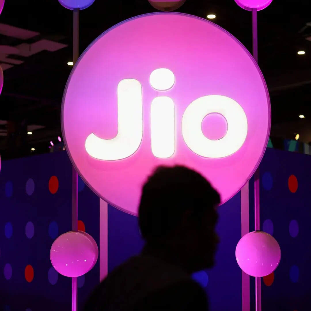 जियो ने अपने करोड़ों यूजर्स की सहूलियत के लिए रिचार्ज प्लान्स को अलग-अलग कैटेगरी में डिवाइड कर रखा है और साथ ही हर एक कैटेगरी में सस्ते और महंगे प्लान्स का परफेक्ट कॉम्बिनेशन भी बनाया है।