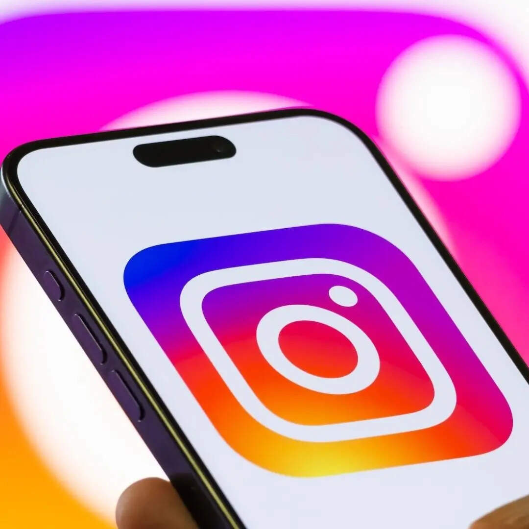 यह सेटिंग आपके घर लगे दरवारे पर दूसरे ताले की तरह मजबूत सिक्योरिटी देता है। इसे ऑन करने के लिए आपको अपने प्रोफाइल के तीन लाइनों पर क्लिक करना होगा। इसके बाद आपको Settings and privacy पर जाना होगा। इसके बाद आपको Accounts Center के ऑप्शन पर टैब करना होगा।अब आपको यहां पर Password and security के ऑप्शन पर क्लिक करना होगा। यहां पर आपको Two-factor authentication ऑन करने का ऑप्शन मिल जाएगा। 