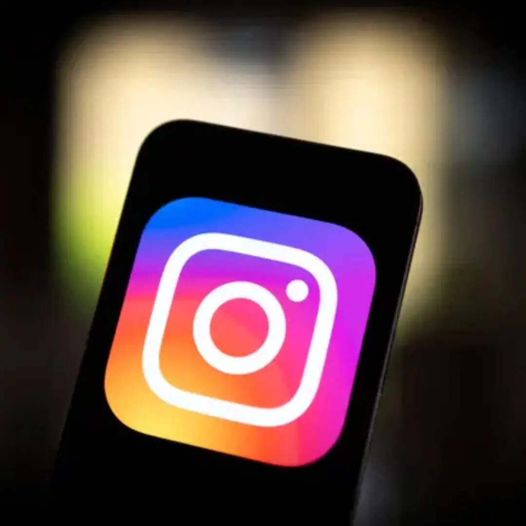 इस लीक का असर अब धीरे धीरे दिख भी रहा है। कई सारे इंस्टाग्राम यूजर्स की तरफ से शिकायत की जा रही है कि बार बार Reset your password अपना पासवर्ड रीसेट करें के ईमेल आ रहे हैं। ऐसे में आपको बेहद सावधान रहने की जरूरत है।