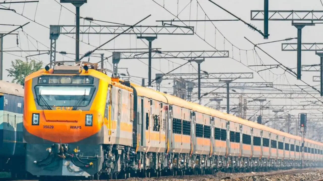 आधुनिक कोच और बेहतर सुविधाओं से लैस ट्रेनें