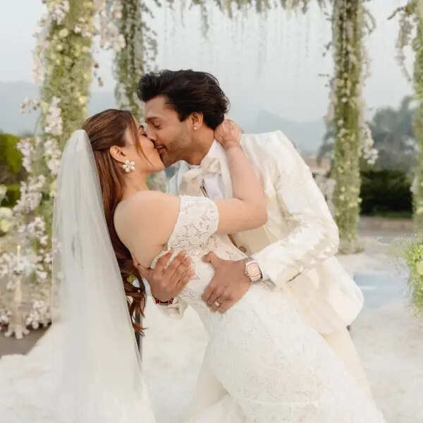 स्टेबिन ने किया नूपुर को किस