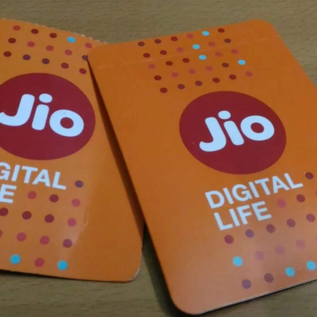 जियो अपने यूजर्स को चैटिंग के जरिए कस्टमर केयर से कनेक्ट होने का ऑप्शन देता है। आप 7000770007 पर आसानी से चैटिंग कर सकते हैं। बता दें कि अब जियो हिंदी में चैटिंग करने का भी ऑप्शन दे रहा है। जियो फाइबर और जियो एयर फाइबर्स यूजर्स चैटिंग के लिए 7000570005 नंबर को इस्तेमाल कर सकते हैं।