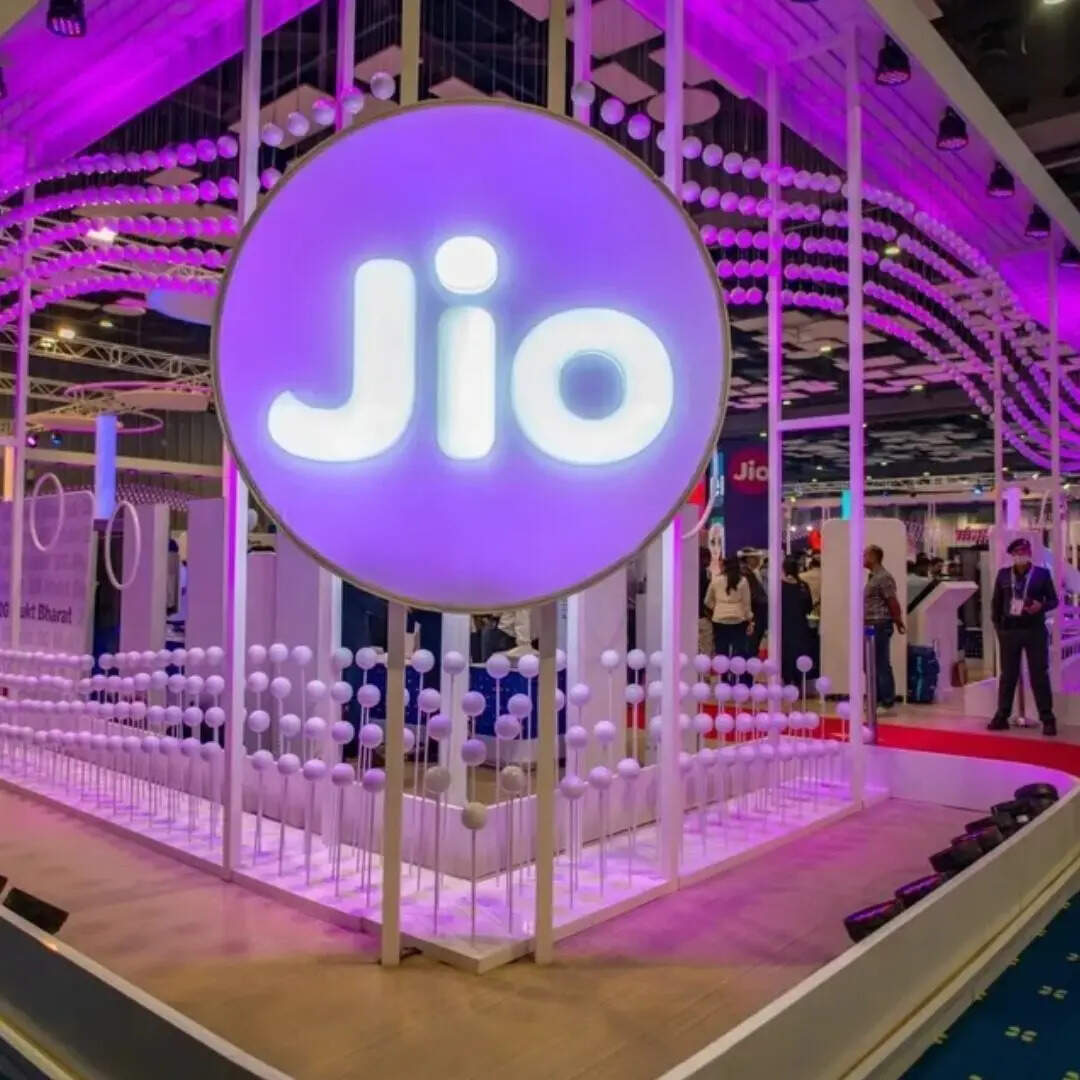 आपको बता दें कि कंपनी ने अलग-अलग सेवाओं के लिए अलग कस्टमर केयर नंबर प्रवाइड कराए हुए हैं। इनमें जियो प्रीपेड पोस्टपेड जियो फाइबर और अन्य सेवाओं के नंबर शामिल हैं। कस्टमर केयर से कनेक्ट होने के लिए कंपनी ने कई विकल्प भी दिए हैं। 