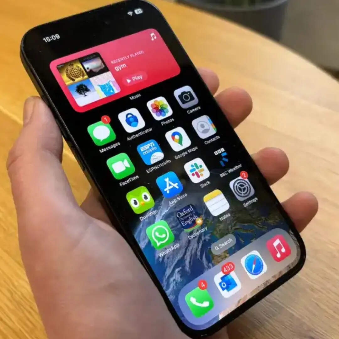 iPhone 15 में आपको आउट ऑफ द बॉक्स iOS 17 का सपोर्ट मिलता है। इसमें आपको Apple A16 Bionic चिपसेट दिया गया है। इसके साथ ही इसमें आपको 6GB तक की रैम और 512GB तक की स्टोरेज ऑप्शन मिलती है। इसमें आपको NVMe स्टोरेज देखने को मिलेगी। 
