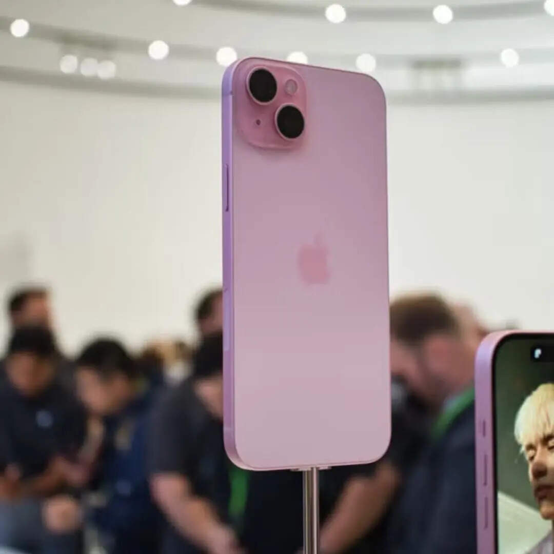 iPhone 15 में आपको एल्यूमिनियम फ्रेम के साथ बैक पैनल में ग्लास डिजाइन मिलता है। पान से सेफ रखने के लिए इसमें आपको IP68 की रेटिंग मिलती है।  इसमें आपको 6.1 इंच का सुपर रेटिना डिस्प्ले मिलता है जिसमें डॉल्बी विजन का सपोर्ट भी दिया गया है। डिस्प्ले में 2000 निट्स की पीक ब्राइटनेस मिलेगी।