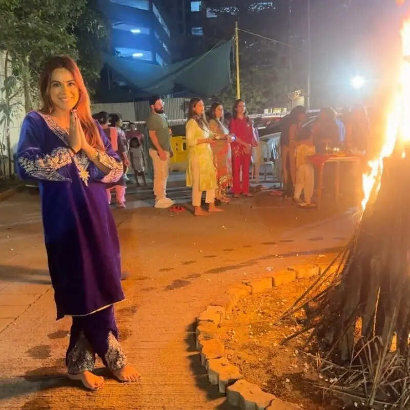 निया शर्मा ने परिवार संग मनाई लोहड़ी
