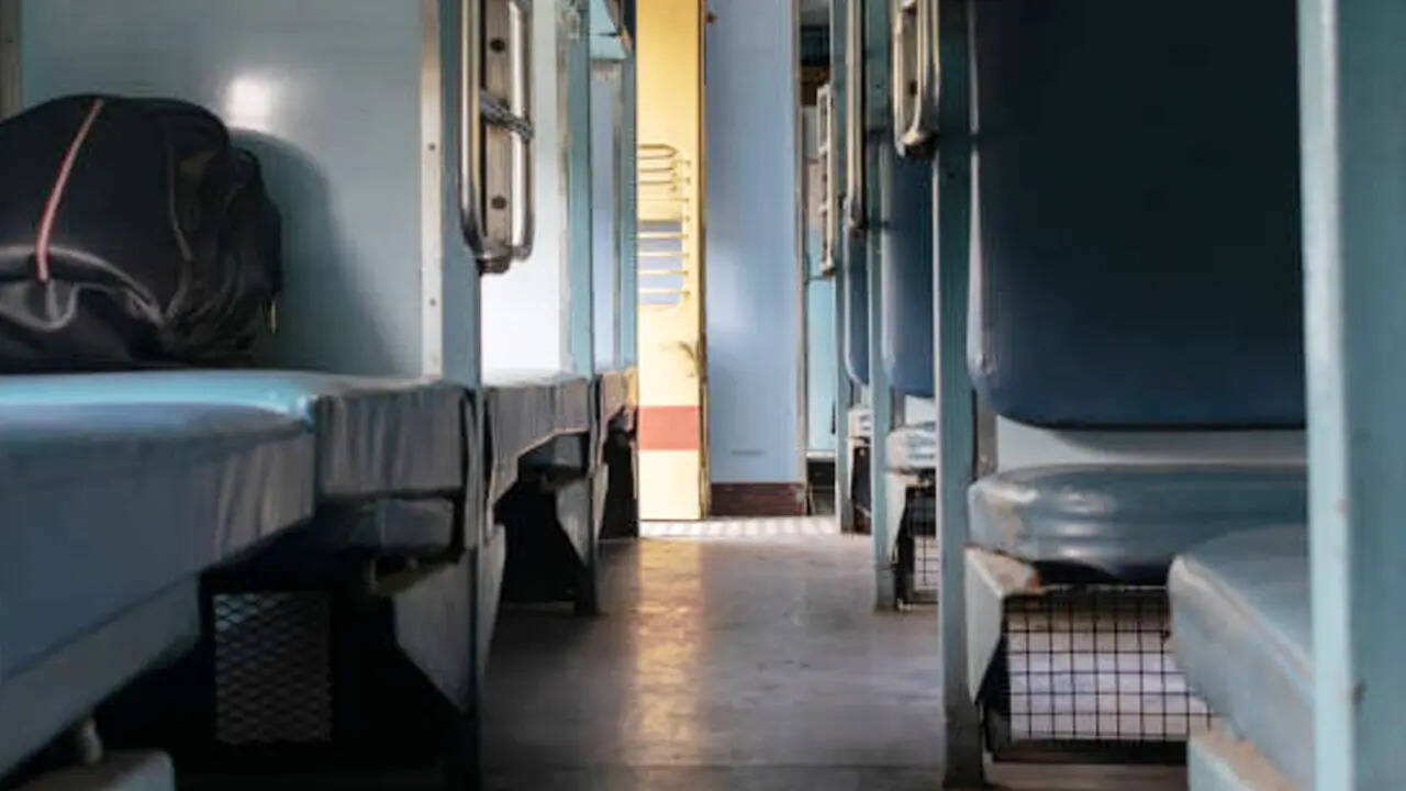 रात की बसें और ट्रेनें