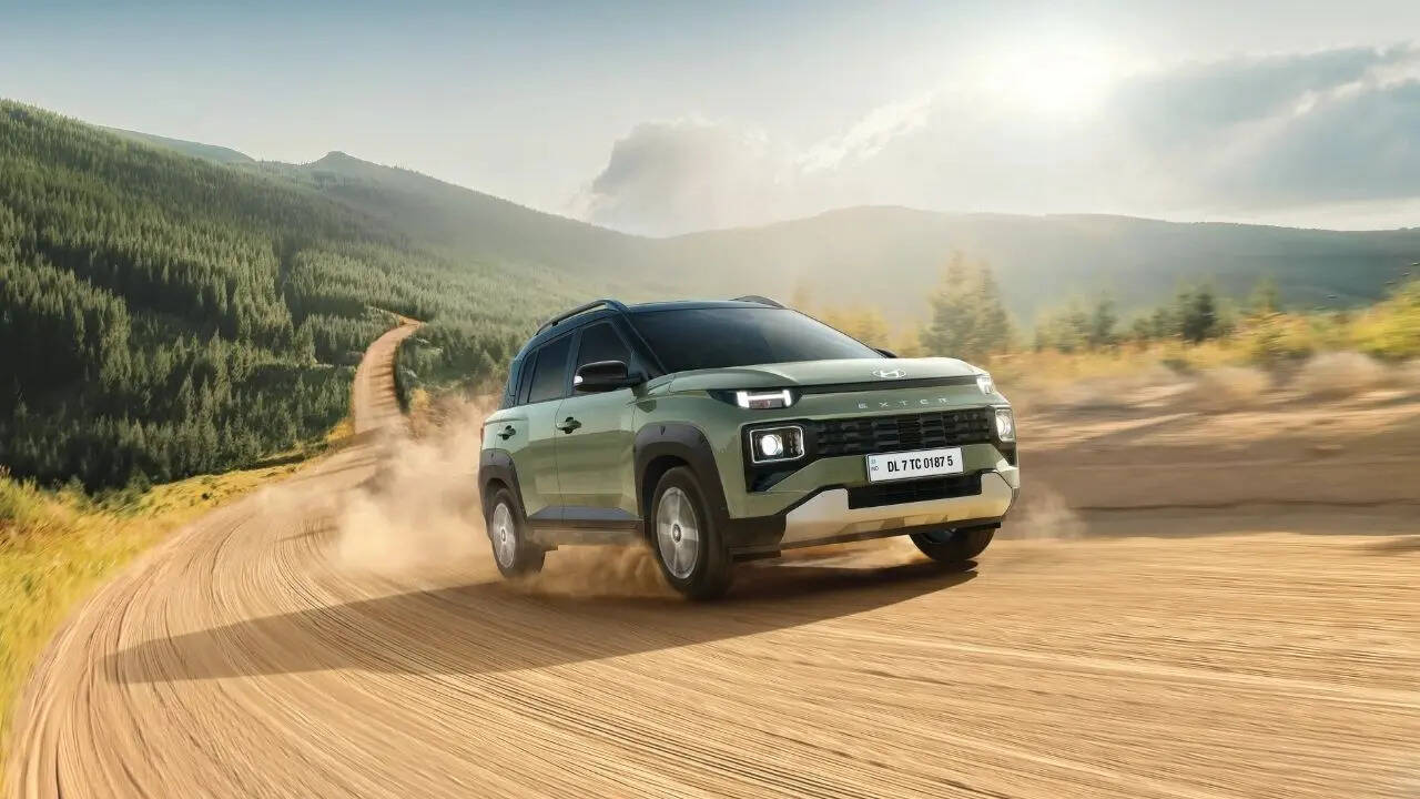 Hyundai Exter EX 1.2 CNG Duo MT Hyundai Exter SUV का CNG‑वेरिएंट है, जिसमें 1.2‑लीटर Kappa इंजन के साथ CNG Duo (ड्यूल CNG सिलेंडर) तकनीक मिलती है और यह 5‑स्पीड मैन्युअल ट्रांसमिशन के साथ उपलब्ध होता है। इसकी कीमत 6.87 लाख रुपए से शुरू होती है।