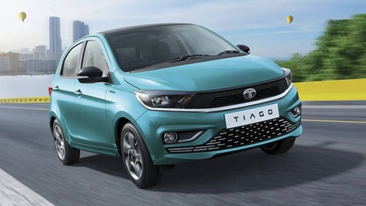 Tata Motors की लोकप्रिय हैचबैक Tiago में iCNG (इंटेलिजेंट CNG) टेक्नोलॉजी, बेहतर माइलेज, कम ऑपरेटिंग खर्च और हानिकारक उत्सर्जन को कम कर इको‑फ्रेंडली ड्राइविंग का एक्सपीरियंस देती है। कार की एक्स शोरूम कीमत 5,48,990 रुपए पड़ती है।