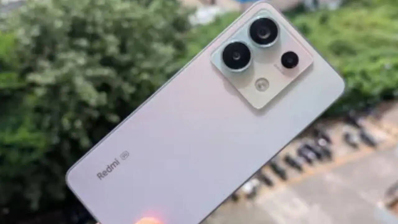 अगर आप एक कैमरा सेंट्रिक स्मार्टफोन खरीदना चाहते हैं तो आप इसकी तरफ जा सकते हैं। Redmi Note 13 Pro में आपको ट्रिपल कैमरा सेटअप मिलता है जिसमें 20082 मेगापिक्सल का सेंसर दिया गया है। सेल्फी और वीडियो कॉलिंग के लिए इसमें आपको 16 मेगापिक्सल का फ्रंट कैमरा मिलता है।