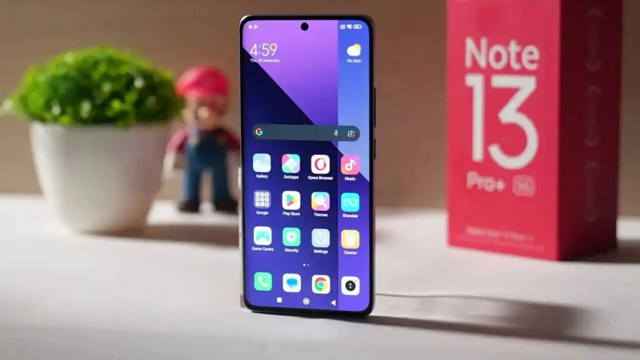 Redmi Note 13 Pro में आपको प्लास्टिक फ्रेम के साथ बैक पैनल में ग्लास डिजाइन देखने को मिलता है। इसमें आपको IP54 की रेटिंग मिल जाती है। कंपनी ने इसमें 667 इंच का एमोलेड पैनल दिया है जिसमें आपको 120Hz का रिफ्रेश रेट मिलता है। डिस्प्ले की प्रोटेक्शन के लिे इसमें आपको Corning Gorilla Glass Victus का सपोर्ट मिलेगा।