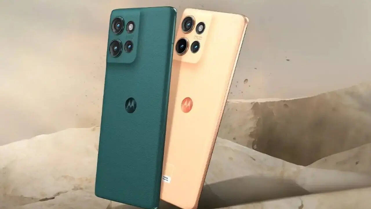 Motorola Edge 50 Pro 5G में कंपनी ने  एल्यूमिनियम फ्रेम के साथ बैक पैनल में इको लेदर फिनिश दी है। इसके साथ ही इस स्मार्टफोन में आपको IP68 की रेटिंग मिलने वाली है। स्मार्टफोन में आपको 6.7 इंच की बड़ी डिस्प्ले मिलती है जिसमें 144Hz का रिफ्रेश रेट दिया गया है। डिस्प्ले की प्रोटेक्शन के लिए इसमें आपको Corning Gorilla Glass मिलता है।