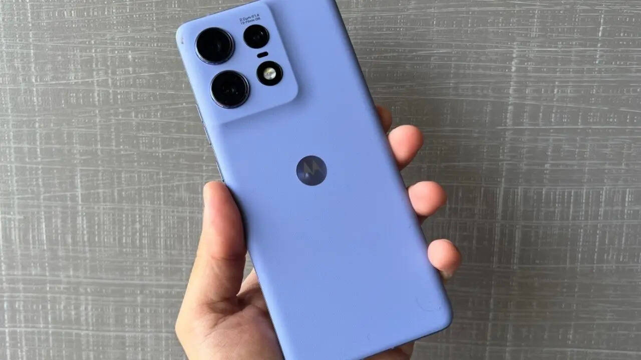 फ्लैट डिस्काउंट के साथ आप Motorola Edge 50 Pro 5G को इस समय सिर्फ 29,999 रुपये में खरीदकर घर ले जा सकते हैं। मतलब आपके 12000 रुपये सीधे-सीधे बचने वाले हैं। इस ऑफर के बाद भी आपके पास एक्स्ट्रा पैसे बचाने का मौका है। 