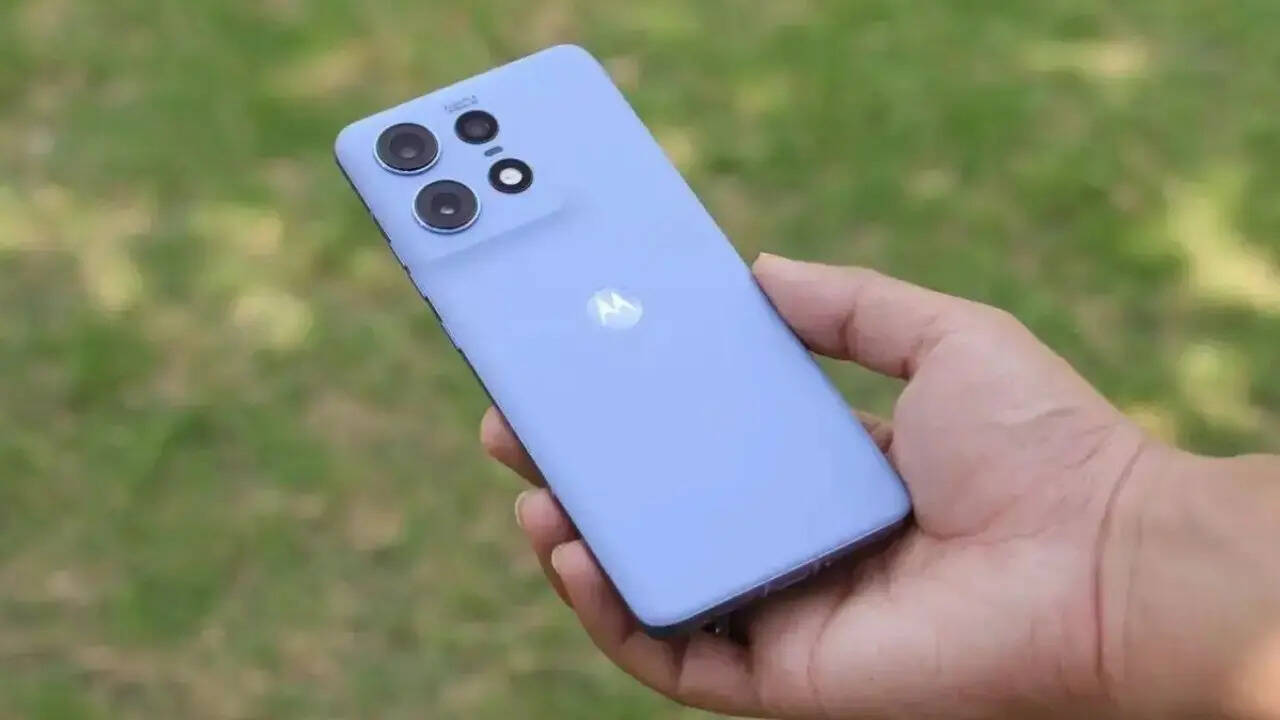 Motorola Edge 50 Pro 5G में आपको धमाकेदार सेल्फी कैमरा मिलता है। कंपनी ने इस स्मार्टफोन में 50 मेगापिक्सल का बड़े सेंसर वाला कैमरा दिया है। अगर आप सेल्फी फोटोज बहुत ज्यादा लेते हैं तो यह स्मार्टफोन आपके काम का हो सकता है।