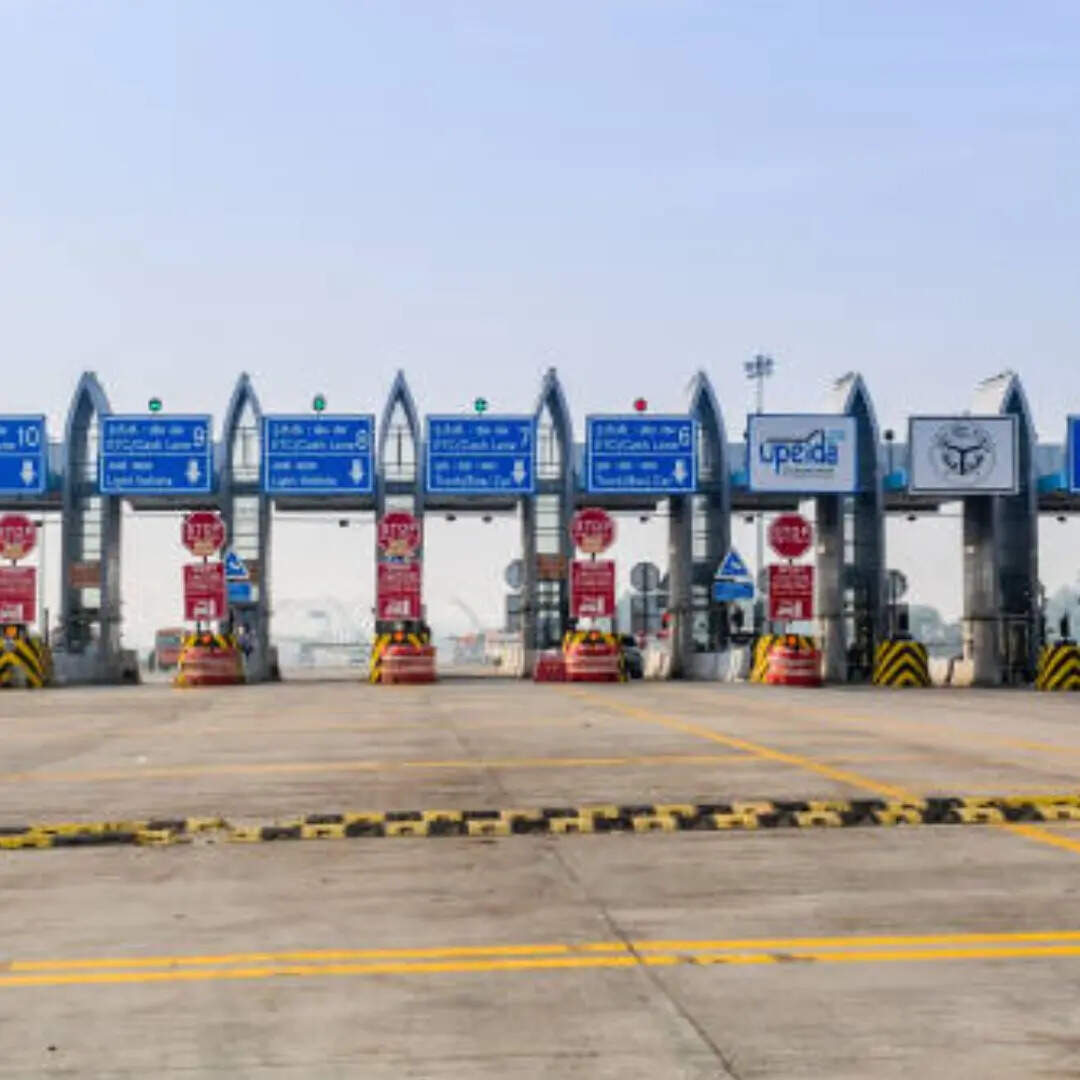 NHAI ने सोशल मीडिया प्लेटफॉर्म X पर पोस्ट करके लोगों को चेतावनी दी है। पोस्ट में कहा गया है कि नेशनल हाईवे का इस्तेमाल करने वाले लोग उन नकली वेबसाइटों और अनधिकृत लिंक से सावधान रहें, जो FASTag एनुअल पास बेचने का दावा कर रहे हैं।
