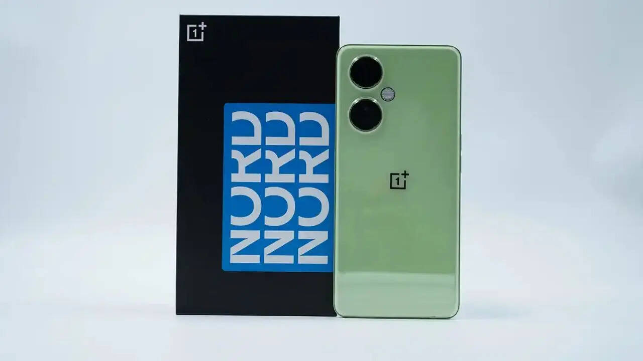 <strong>OnePlus Nord CE 3 Lite 5G:</strong> वनप्लस के इस स्मार्टफोन में आपको 108 मेगापिक्सल का धमाकेदार कैमरा सेटअप मिलता है। इस स्मार्टफोन में आपको रियर में ट्रिपल कैमरा मिलता है। इसके साथ ही इसमें आपको 16 मेगापिक्सल का सेल्फी कैमरा मिलता है। परफॉर्मेंस के लिए इसमें Snapdragon 695 प्रोसेसर और 6.72 इंच का डिस्प्ले मिलता है।