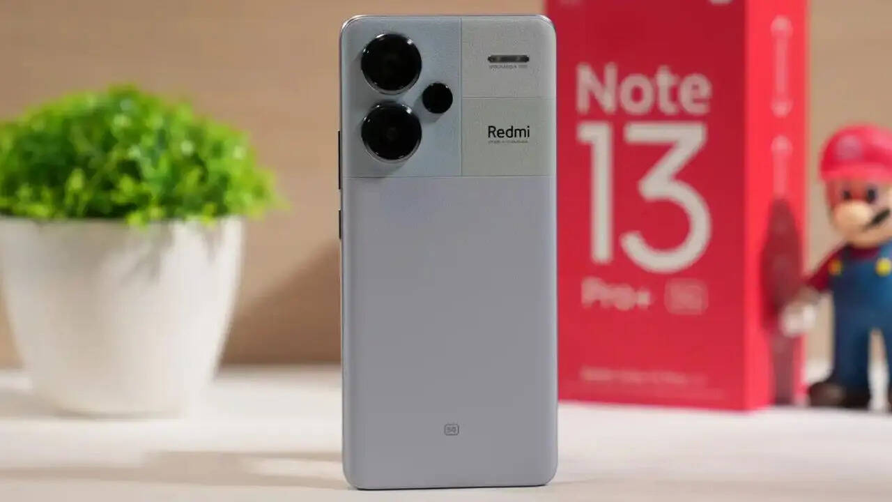 <strong>Xiaomi Redmi Note 13:</strong> शॉओमी के इस स्मार्टफोन में भी आपको ट्रिपल कैमरा सेटअप मिलता है जिसमें 108+8+2 मेगापिक्सल का सेंसर दिया गया है। इसमें आपको 16 मेगापिक्सल का फ्रंट कैमरा मिलता है। कंपनी ने इसमें 5000mAh की बड़ी बैटरी दी है जिसमें 33W की फास्ट चार्जिंग का सपोर्ट मिलता है। इस स्मार्टफोन को आप ई-कॉमर्स वेबसाइट अमेजन से करीब 16,999 रुपये में खरीद सकेंगे।