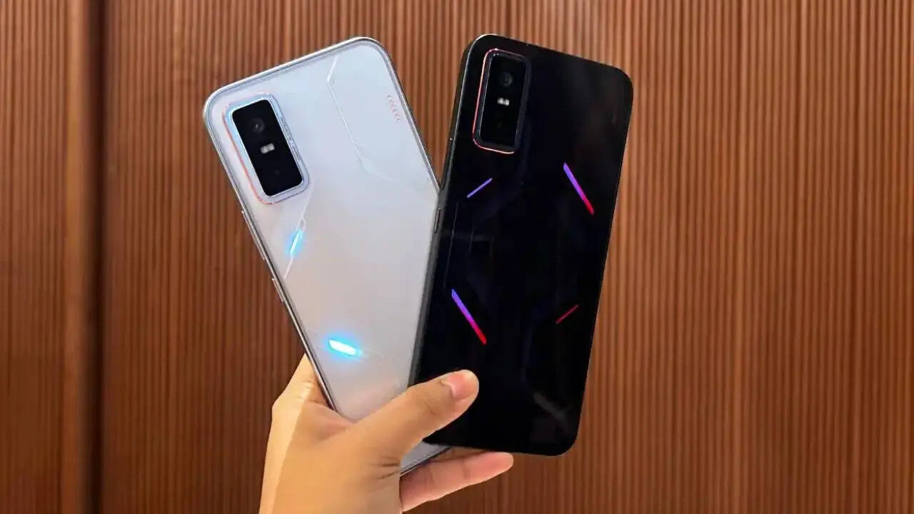 <strong>Infinix GInfinix GT 30 Pro:</strong> इनफिनिक्स के इस स्मार्टफोन में आपको धमाकेदार MediaTek Dimensity 8350 Ultimate चिपसेट मिलता है। फोटोग्राफी के लिए रियर पैनल में डुअल कैमरा सेटअप मिलता है जिसमें 108+8 मेगापिक्सल का सेंसर मिलता है। सेल्फी और वीडियो कॉलिंग के लिए इसमें 13 मेगापिक्सल का सेंसर मिलता है। इसमें आपको 5500mAh की बड़ी बैटरी मिलती है। इस स्मार्टफोन को आप फ्लिपकार्ट से करीब 25,999 रुपये की कीमत में खरीद पाएंगे।
