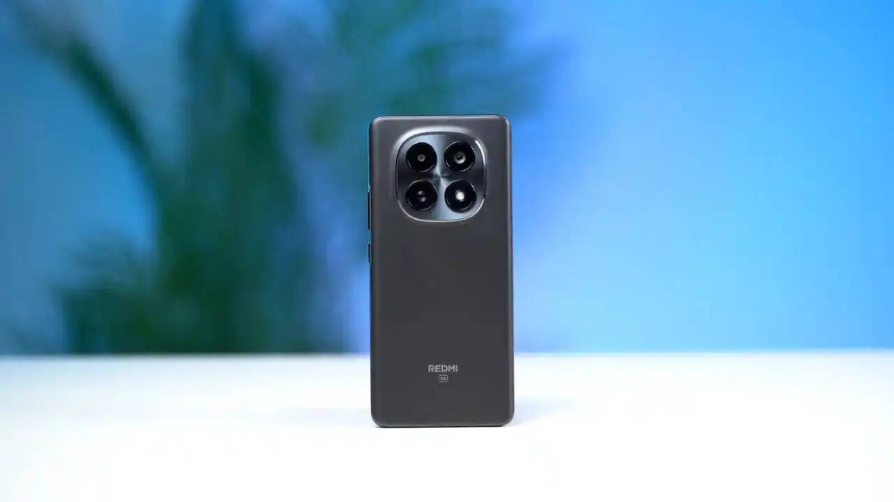 <strong>Xiaomi Redmi Note 15:</strong> शॉओमी की तरफ से आनेव वाला यह लेटेस्ट स्मार्टफोन है। इसमें कंपनी ने रियर पैनल में 108 मेगापिक्सल का प्राइमरी कैमरा सेंसर दिया है। स्मार्टफोन में आपको सेल्फी और वीडियो कॉलिंग के लिए 20 मेगापिक्सल का कैमरा मिलता है। परफॉर्मेंस के लिए स्मार्टफोन आपको Snapdragon 6 Gen 3 प्रोसेसर मिलता है। इस स्मार्टफोन को आप करीब 22,999 रुपये की कीमत में खरीद सकेंगे।