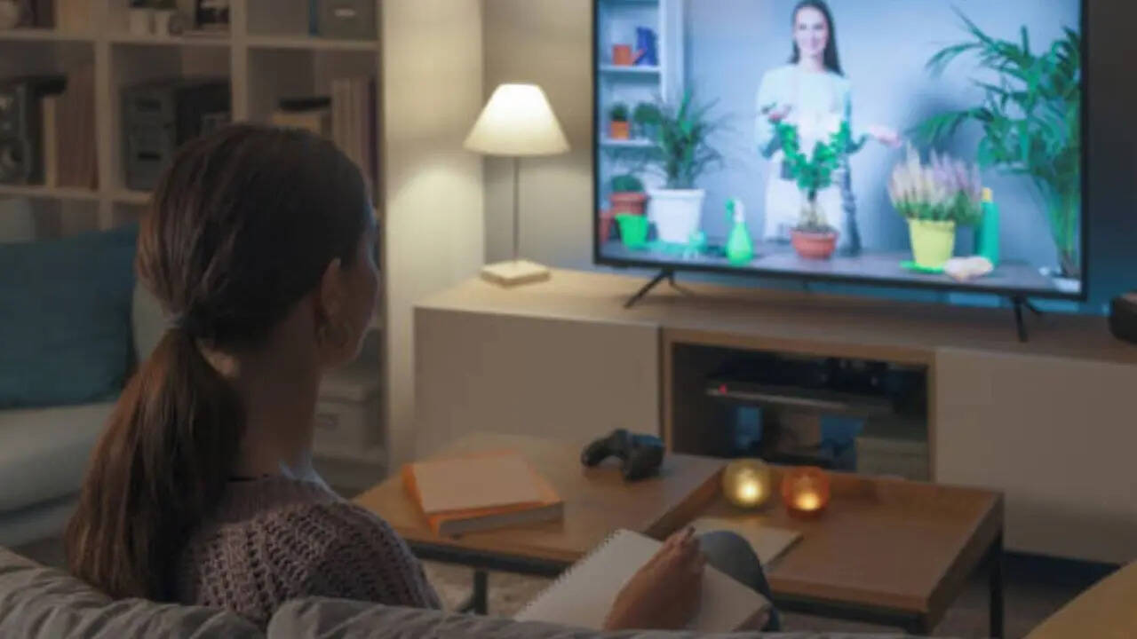 strongLG AI 55 inch Smart TV Offerstrong एलजी एक प्रीमियम ब्रैंड है जिसके बड़े साइज के स्मार्ट टीवी काफी महंगे आते हैं। हालांकि फ्लिपकार्ट रिपब्लिक डे सेल में आप LG की 55 इंच स्मार्ट टीवी को हैवी डिस्काउंट के साथ खरीद सकते हैं। एलजी के 55 इंच स्मार्ट टीवी को फ्लिपकार्ट में 66290 रुपये की कीमत में लिस्ट किया गया है। अभी कंपनी इस ब्रैंड पर 39 का धमाकेदार डिस्काउंट दे रही है जिसके बाद आप इसे सिर्फ 39990 रुपये में खरीद सकते हैं। 