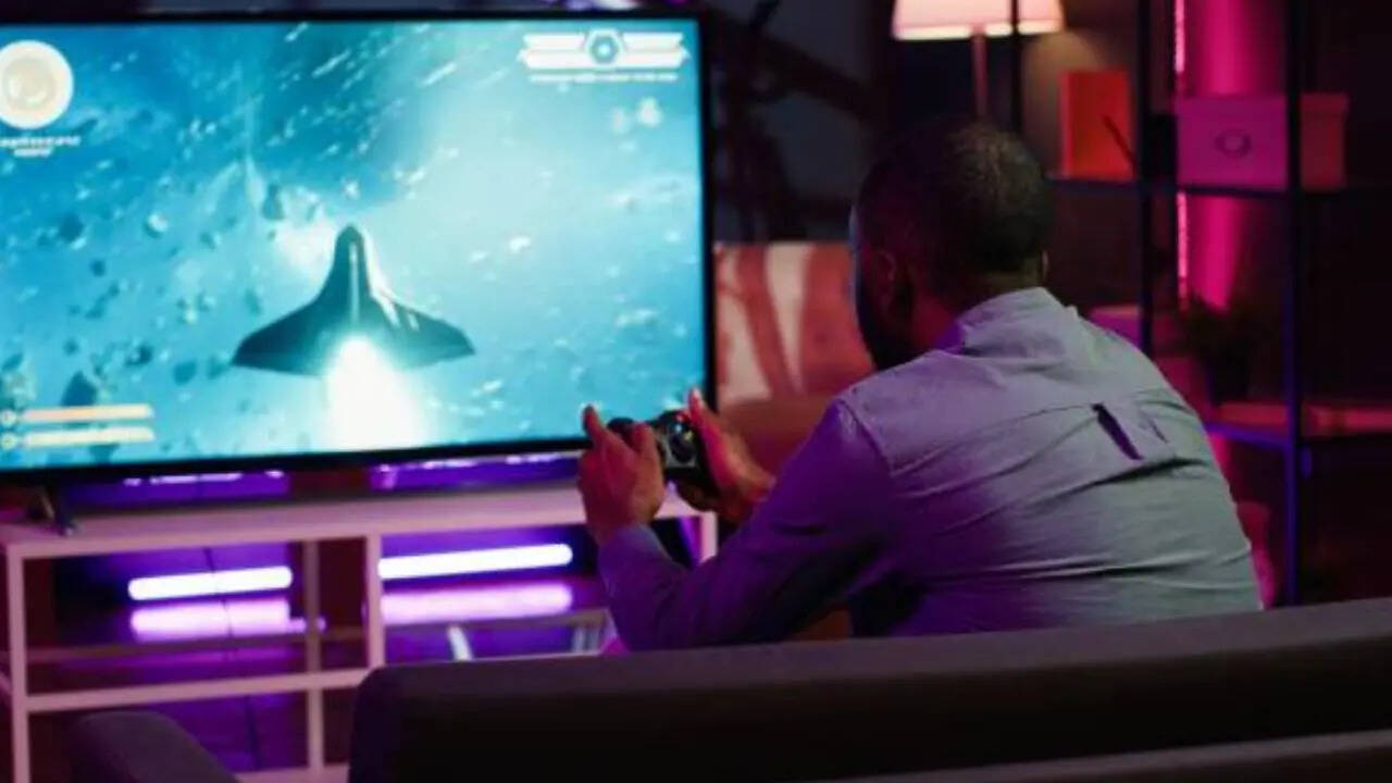 strongMotorola 55 inch Smart TV Offer strongअगर आप मोटोरोला की 55 इंच स्मार्ट टीवी को खरीदना चाहते हैं तो आपको फ्लिपकार्ट में धमाकेदार डील मिलने वाली है। मोटोरोला की 55 इंच स्मार्ट टीवी को फ्लिपकार्ट में 59899 रुपये की कीमत में लिस्ट किया गया है लेकिन अभी आप इसे 51 की छूट के साथ सिर्फ 28999 रुपये में खरीद सकते हैं। इस स्मार्ट टीवी में आपको 48W का साउंड आउटपुट मिलेगा। 