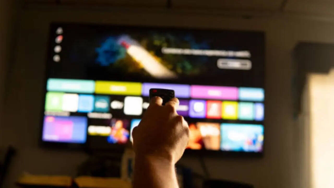 strongRealme 55 inch Smart TV Offer strongरियलमी की 55 इंच स्मार्ट टीवी को फ्लिपकार्ट पर 65399 रुपये की कीमत पर लिस्ट किया गया है। गणतंत्र दिवस सेल के मौके पर अभी फ्लिपकार्ट ग्राहकों को रियलमी की बड़ी टीवी पर फ्लैट 60 का डिस्काउंट दे रहा है। इस ऑफर के बाद आप इसे सिर्फ 25999 रुपये में खरीदकर घर ले जा सकते हैं। रियलमी की 55 इंच स्मार्ट टीवी में आपको QLED डिस्प्ले पैनल मिलेगा।