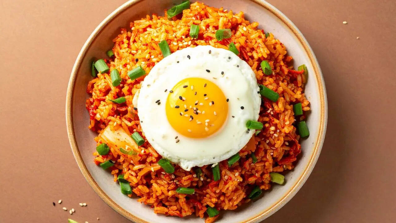 हावड़ा-कामाख्या वंदे भारत स्लीपर ट्रेन लगभग 1,000 किलोमीटर की दूरी तय करेगी। इसमें प्रथम एसी, द्वितीय एसी और तृतीय एसी सहित कुल 16 पूर्ण वातानुकूलित कोच होंगे, जिनमें लगभग 823 यात्रियों के बैठने/सोने की क्षमता है। Photo-Canva
