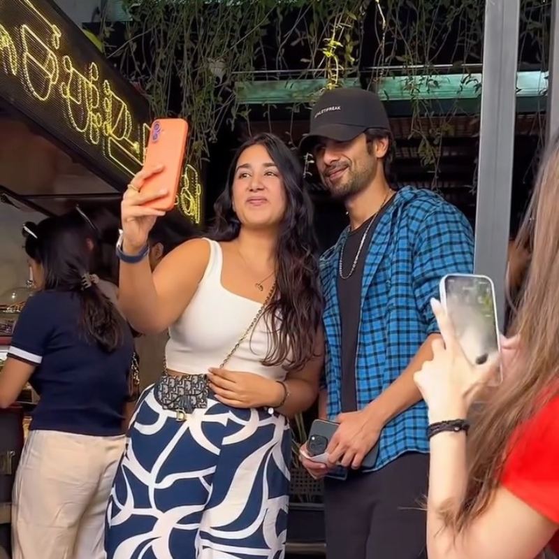 फैन के साथ दिखे शाहिद कपूर