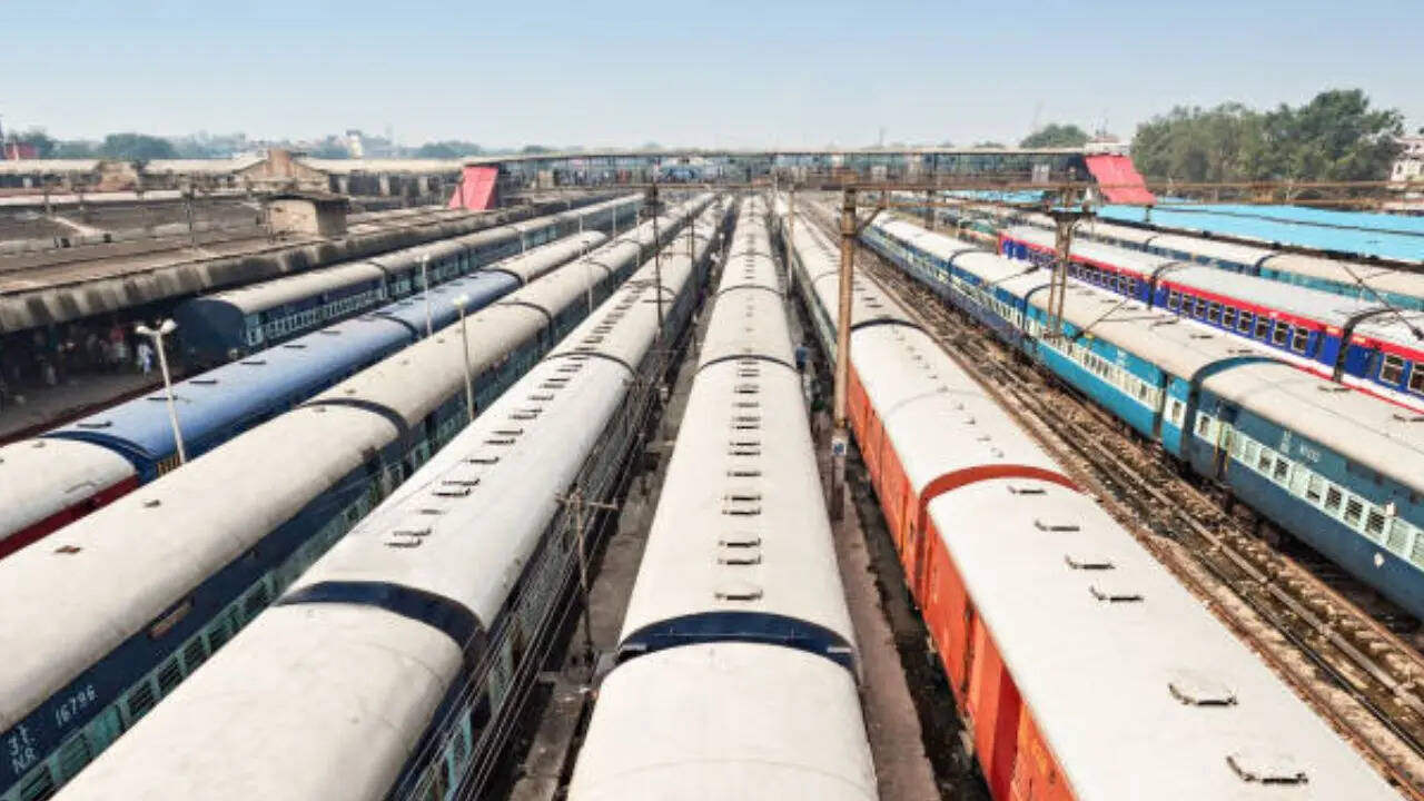 गुजरती हैं बहुत ही कम ट्रेनें