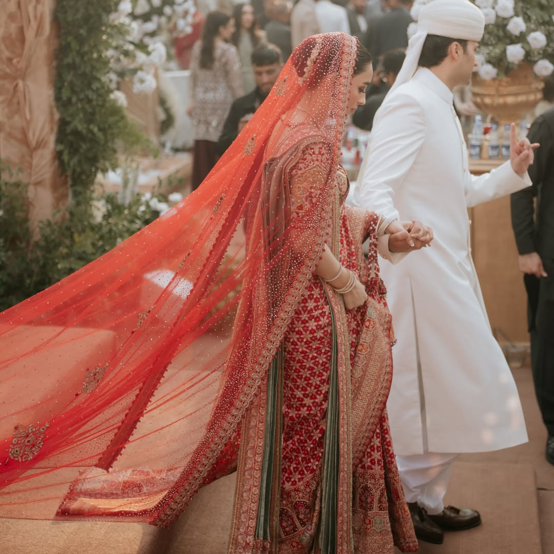 साड़ी में बनी दुल्हन
