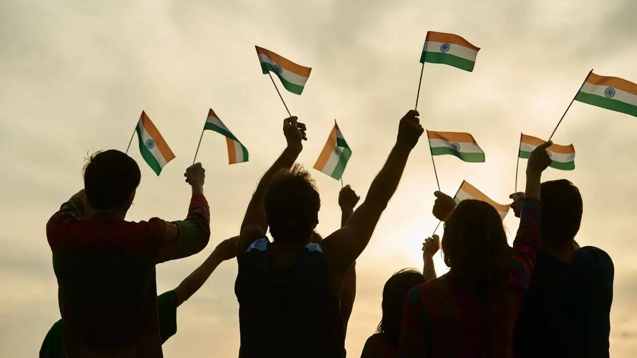 15 अगस्त को झंडा फहराने को क्या कहते हैं?